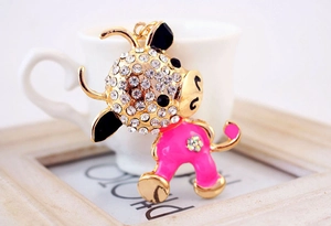 Dettaglio portachiavi a forma di mucca rosa con strass bianchi e placcatura oro