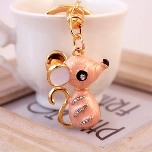 Porte-clés souris rose émaillé avec cristaux accroché à une tasse en porcelaine