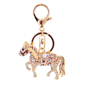 Porte-clés cheval doré avec strass scintillants et détails en émail blanc