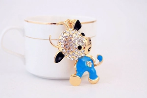 Dettaglio portachiavi a forma di bue in smalto blu con strass scintillanti e finitura oro