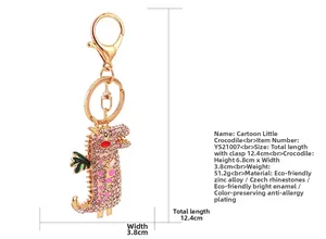 Detailansicht eines Krokodil-Schlüsselanhängers mit rosa Kristallen und Goldlegierung