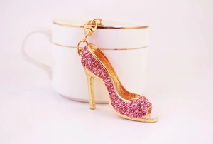 Dettaglio portachiavi scarpa con tacco e strass rosa con chiusura a moschettone