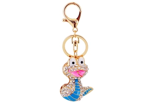 Détail du porte-clés serpent doré avec émail bleu et cristaux de strass brillants