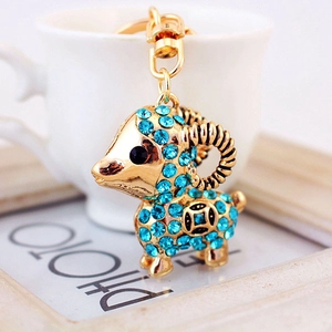 Porte-clés chèvre créatif avec strass bleus et anneau en métal doré brillant