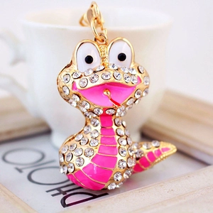 Porte-clés serpent en émail rose avec strass brillants et anneau en métal doré