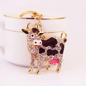 Portachiavi con mucca carina decorato con strass bianchi e smalto rosa lucido