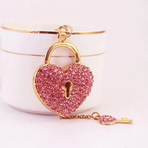 Porte-clés cœur et clé en cristal rose avec finition dorée pour cadeaux