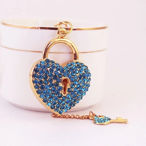 Porte-clés cadenas cœur et clé étincelant avec strass bleus et placage en or chic