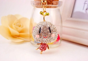 Détail d'un charmant pendentif germe en strass roses et blancs avec des détails brillants