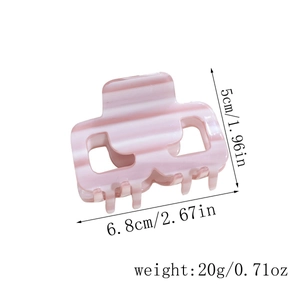 Dettaglio della pinza per capelli rosa marmorizzata con misure 6,8 cm x 5 cm e peso 20 g