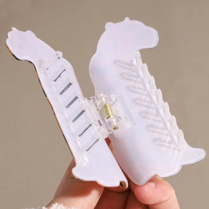 Pince à cheveux motif chat en acétate écaille de tortue et blanc perlé