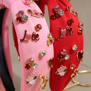 Cerchietto imbottito con strass, ciondoli 'Love' ed elementi a cuore per San Valentino