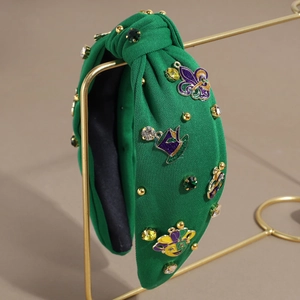 Détail du serre-tête Mardi Gras vert avec fleur de lys violette et strass