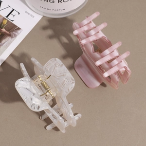 Mollette per capelli quadrate in acetato rosa e marmo bianco per acconciature eleganti e chic