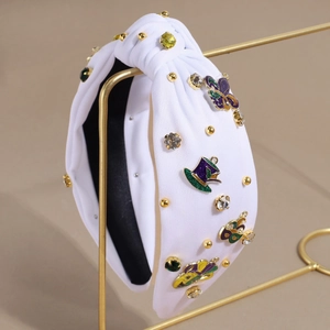 Détail du serre-tête blanc Mardi Gras avec breloques en émail coloré et strass brillants