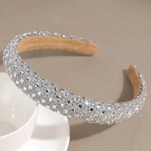 Détail de luxe d'un serre-tête en cristal rembourré avec strass blancs et doublure douce