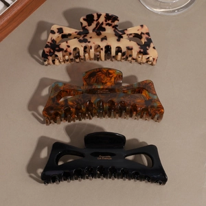Three-piece set of elegant leopard and amber hair claws with a smooth glossy finish