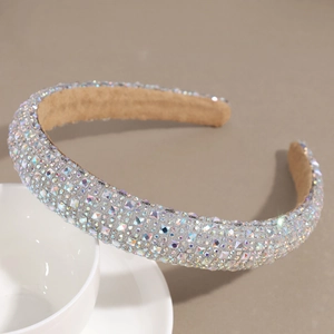 Détail des strass en cristal AB irisé sur un serre-tête large de luxe très élégant
