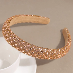 Détail du serre-tête de luxe doré à strass et cristaux sur le bord d'une tasse en céramique