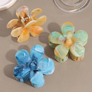 Lot de 3 pinces à cheveux fleurs en acétate avec motif marbré en orange, bleu et bleu sarcelle
