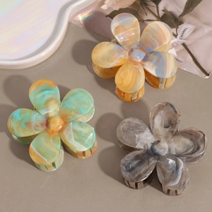Pince à cheveux fleur 3D élégante avec texture marbrée et finition en résine polie