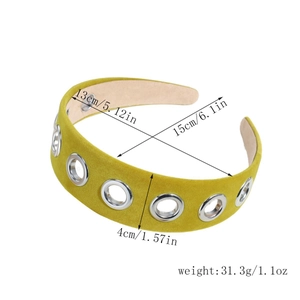 Détail d'un serre-tête en velours jaune de 4cm avec œillets métalliques et doublure antidérapante