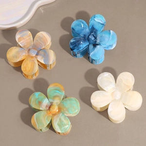 Pinces à cheveux fleurs motif marbre en bleu, orange et crème sur fond marron élégant