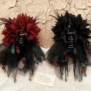 Pinces à cheveux vintage avec pétales de velours, plumes et pendentifs en cristal goutte