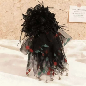 Pince à cheveux gothique en dentelle noire avec plumes et broderies de cerises rouges