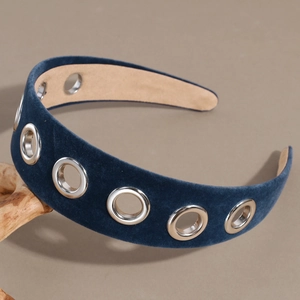 Vue détaillée du serre-tête en velours bleu avec œillets métalliques argentés