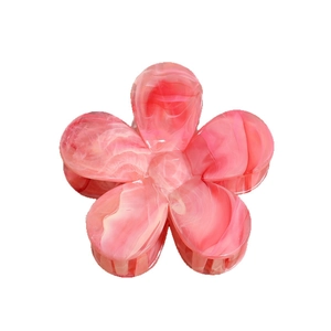 Pince à cheveux fleur avec texture de marbre rose en acétate pour des coiffures élégantes
