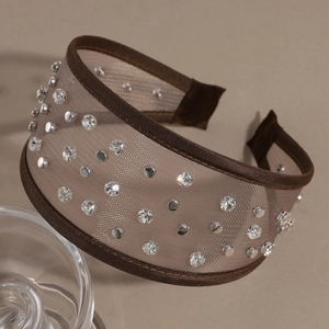 Brauner Netz-Haarreif mit Metallic-Akzenten und Kristallen auf neutralem Hintergrund