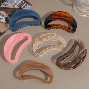Vue détaillée de pinces à cheveux demi-lune minimalistes en six coloris et finitions
