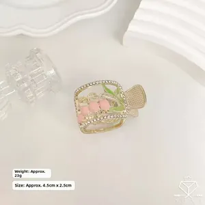 Vue macro des dimensions de la pince à cheveux muguet ornée de strass brillants