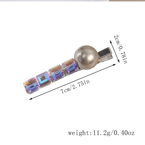 Détail de la barrette en strass montrant les dimensions 7cm x 2cm et les cristaux
