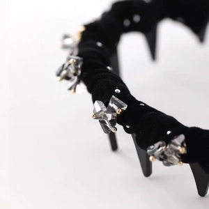 Elegant black velvet headband with sparkling crystals and inner teeth for hair volume