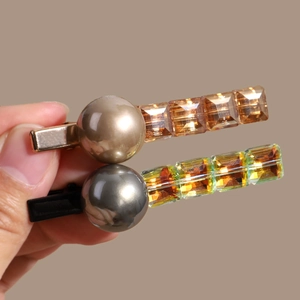 Barrette à cheveux élégante avec perles et strass carrés sur métal doré et noir