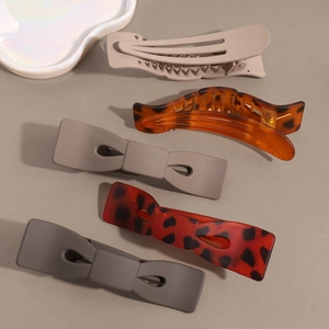Five-piece set of matte leopard print hair claws and bow hair clips for women's styling