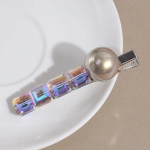 Détails de strass et perles sur une pince à cheveux en métal argenté avec cristaux violets