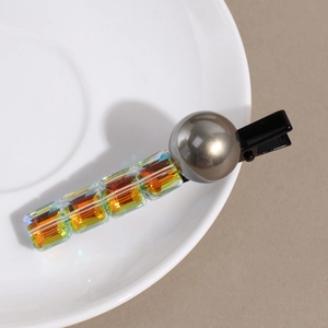 Détail de la pince à cheveux avec cubes en cristal aurore et sphère métallique