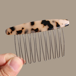 Detail eines Haarsteckkamms aus Acetat mit Schildpattmuster und 14 Metallzinken