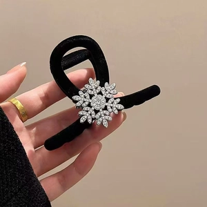 Pinza per capelli a fiocco di neve floccata nera con strass lucidi per l'inverno
