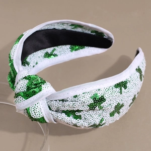 Dettaglio del cerchietto di paillettes verde e bianco per San Patrizio con trifoglio