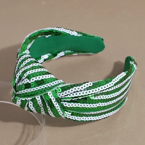 Dettaglio della fascia annodata con paillettes bianche e verdi per San Patrizio