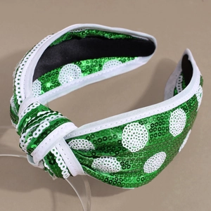 Dettaglio del cerchietto per San Patrizio con paillettes verdi e bordo in pizzo bianco