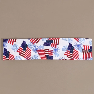 Détail à plat d'un bandeau de sport élastique avec drapeau américain et motifs feux d'artifice