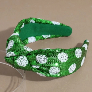 Dettaglio del cerchietto di San Patrizio con paillettes verdi e bianche e nodo superiore