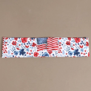 Détail à plat du bandeau drapeau américain avec motif floral patriotique rouge et bleu