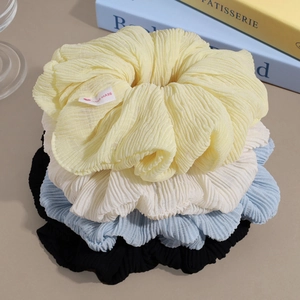 Lot de quatre chouchous plissés de style coréen en jaune pastel, blanc, bleu et noir