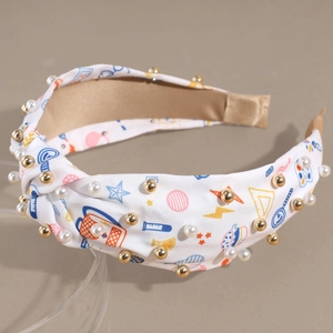 Detail eines bedruckten Stoffstirnbandes mit Schulmotiven und Kunstperlen-Besatz
